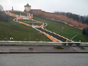 вид на лестницу к памятнику Чкалову в Нижнем Новгороде