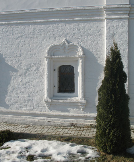 Коломна - Окно Архиерейского корпуса Свято-Троицкого монастыря